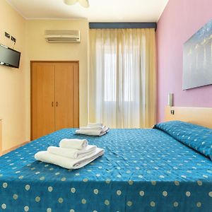 Camera accessibile ai disabili con letto queen size